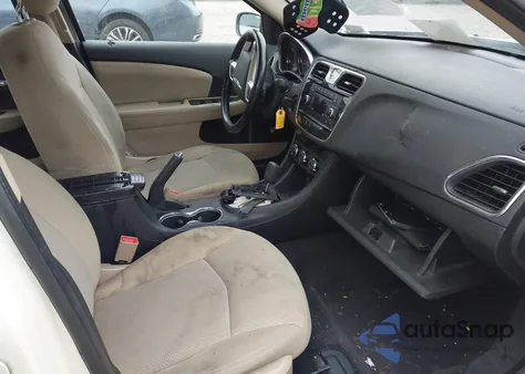 2011 Chrysler 200 Touring z USA, uszkodzony, nr VIN 1C3BC1FG4BN521162